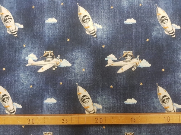 Wachbär mit Rakete und Flugzeug auf jeansblau- Popeline